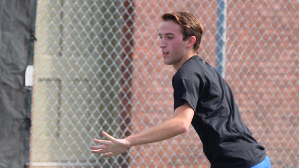 Senior Clarke DiPiazza scored a straight-set victory at sixth singles for the Seahawks.