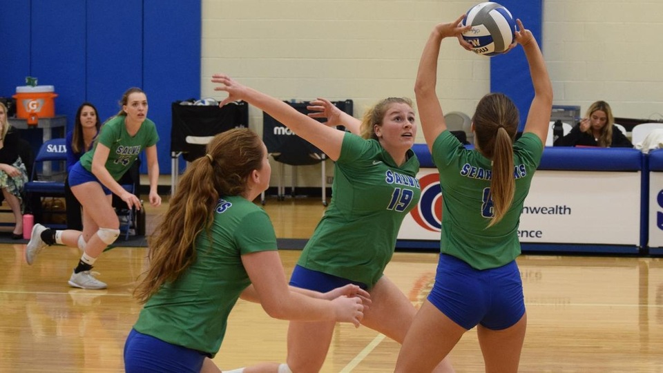 Salve Regina sweeps UNE to advance to the CCC semifinals (Photo by Isabella Romano).