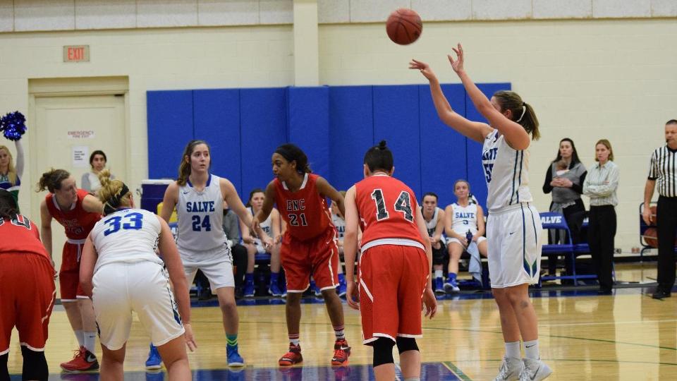 Jillian Woodward made all eight of her free-throw attempts while scoring a team-high 16 points. (Photo by Carly Hall)