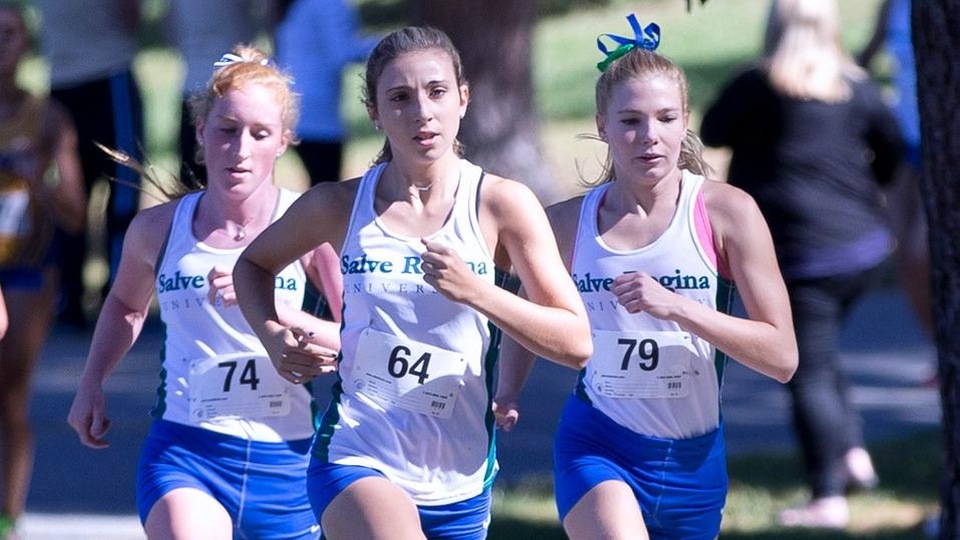 Alex Demeo (center) just ahead of Olivia Owen (left) and Olivia Wilson (right). (Photo by Jen McGuinness)